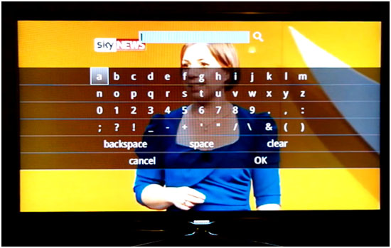 Экранная клавиатура в Samsung UE-55D8000 неудобна, но набрать короткий поисковый запрос можно
